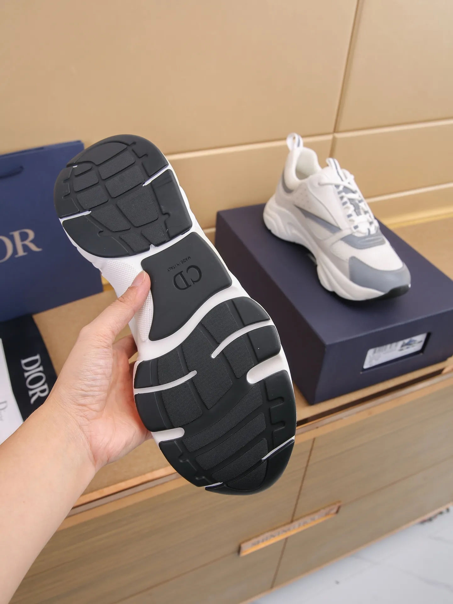 Factory price: 460💰Dior’s top version of D’s b22 men’s sports shoes. Inspired by retro running styles, the chunky low-top silhouette features gray calf leather and blue and white mesh fabric uppers, atop a black, white and blue engraved rubber sole. Nylon ribbon accents the blue mesh tongue and heel counter, and a "dio~" logo appears on the side. Pair it with a suit for a striking contrast and add a sportswear-chic edge to your look. The thick sole can be about 4cm~ Size: 38-45, [46, 47 customized]